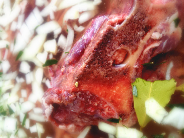 How to making a nourishing beef bone broth. I love the addition of Rosemary! - The Urban Ecolife
