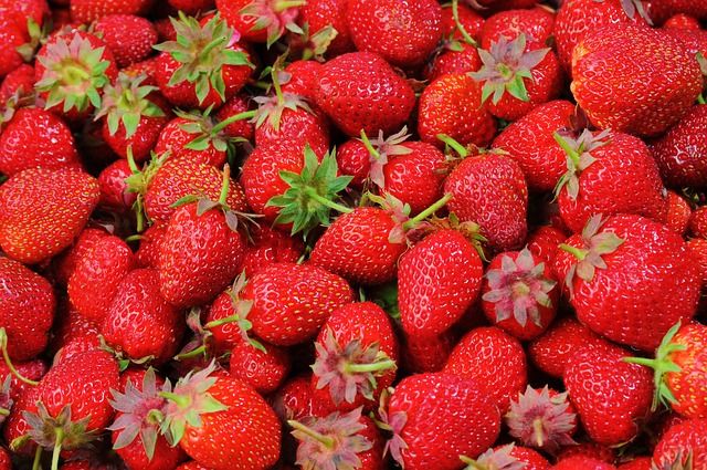 6 Foods That Are Best To Eat Organic - Strawberries